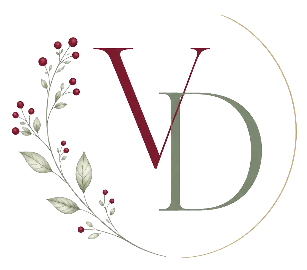 Monogramme VD orné de baies rouges et de feuilles vertes, entouré d'une bordure dorée.